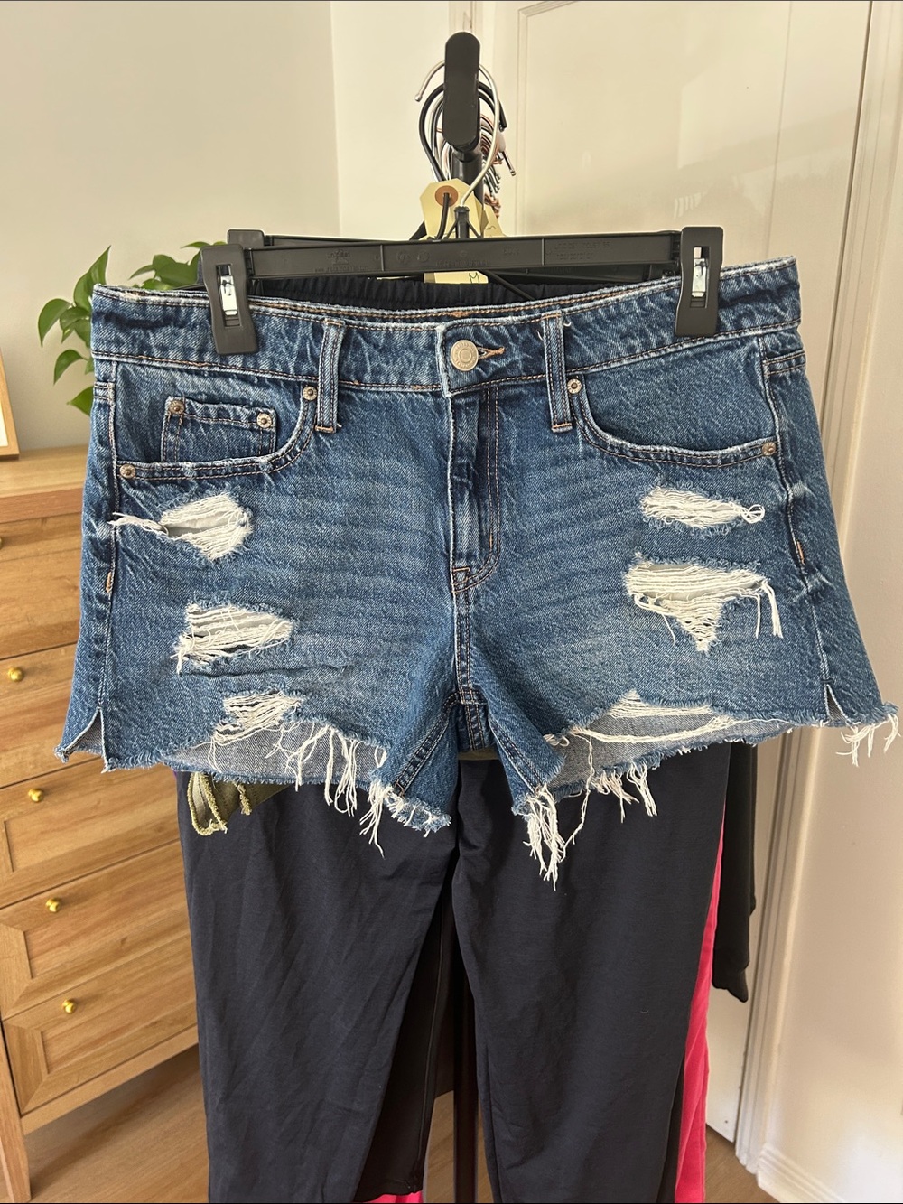 Aeropostale Distressed Jean “Baggy Short 4”. Size 8. Slight stretch. Clean.